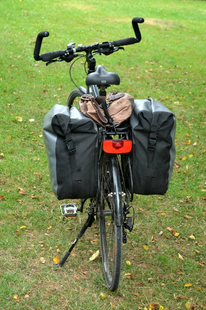 クロスバイクにリアキャリアをつける利便性やおしゃれな活用方法を紹介。収納力を高めつつ、「ダサい」とならない選び方やカスタマイズのコツも解説します。