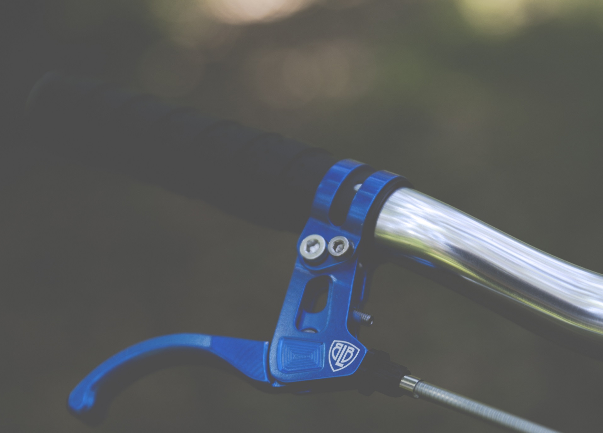 自転車のグリップがベタベタするのは、不快なだけでなくハンドル操作にも影響します。なぜグリップがベタつくのか、その原因や予防法を知りたい方も多いのではないでしょうか。本記事では、経年劣化や紫外線の影響によって起こるグリップのベタつきの理由、清掃・メンテナンス方法、さらには効果的なグリップ交換のタイミングと手順までを詳しく解説します。自転車のグリップを快適に保つための具体的な対策がわかります。