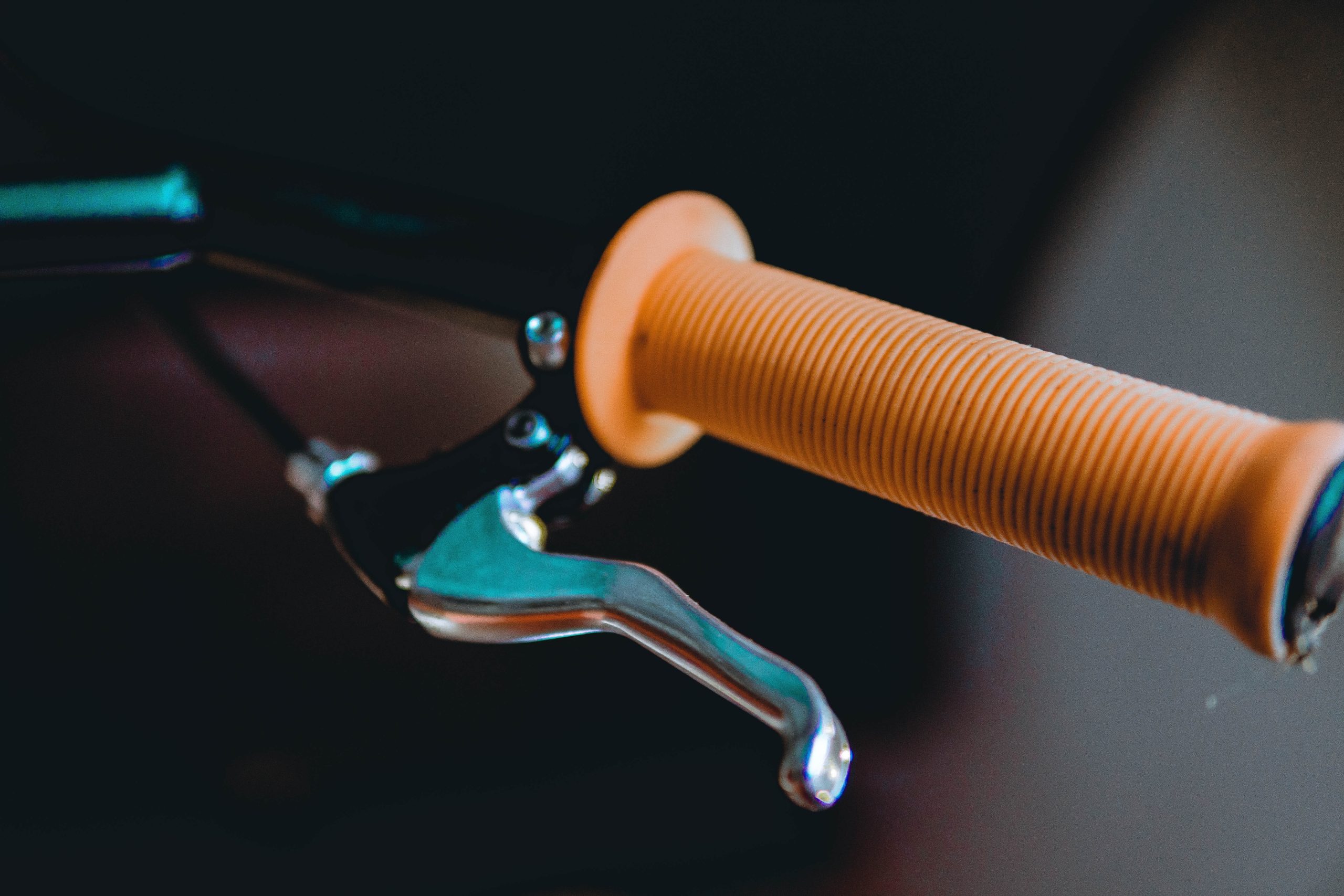 自転車のグリップ交換で「入らない」と困ったら必見！原因や簡単な装着方法、トラブルを防ぐコツまでわかりやすく解説します。