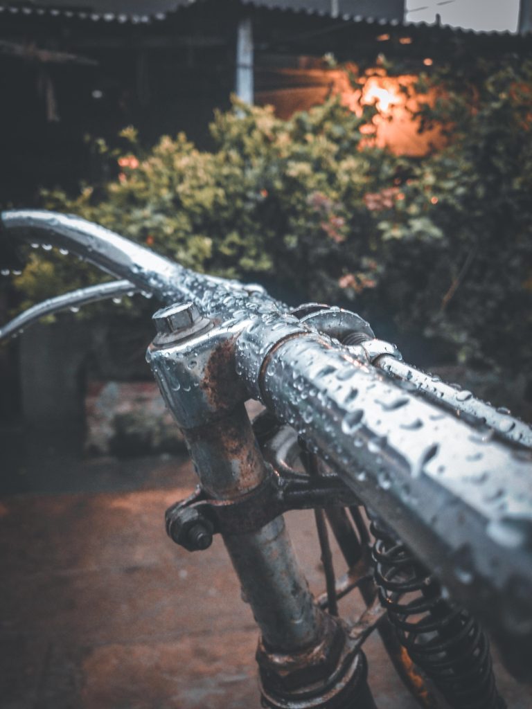 クロスバイクを外置きにすると錆ちゃう、でも室内保管は家族が賛成してくれない…。