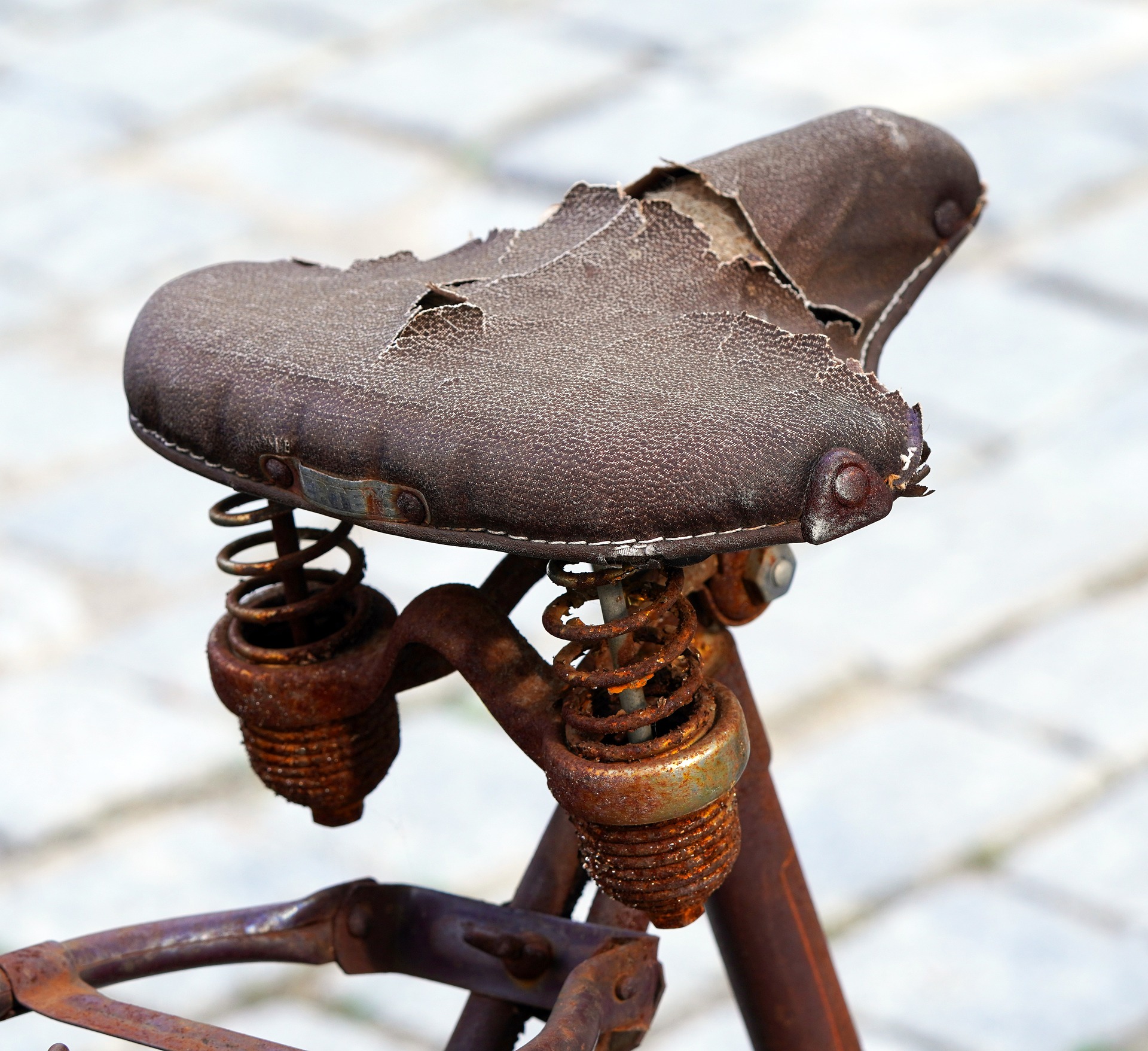 サドル（シートポスト）が抜けない原因と具体的な外し方を解説！基本的な対処法から応用テクニック、予防策まで詳しく紹介しています。