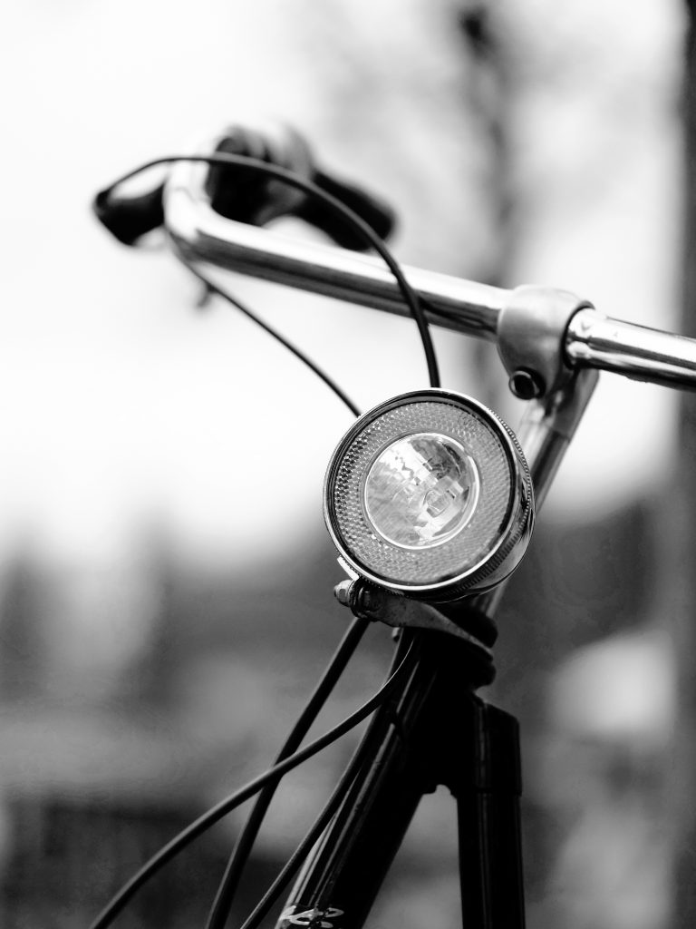 自転車ライトの盗難防止対策を徹底解説！原因や基本対策、防犯機能付きライトの選び方、盗難時の対処法まで分かりやすくご紹介します。