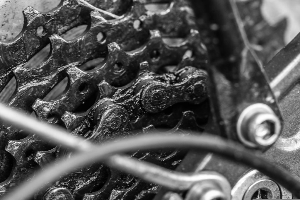 自転車のペダルが重く感じる原因と解決策を解説。空気圧やブレーキ、チェーンの調整法から、日常メンテナンスで軽快な走行を保つポイントまで詳しく紹介します。