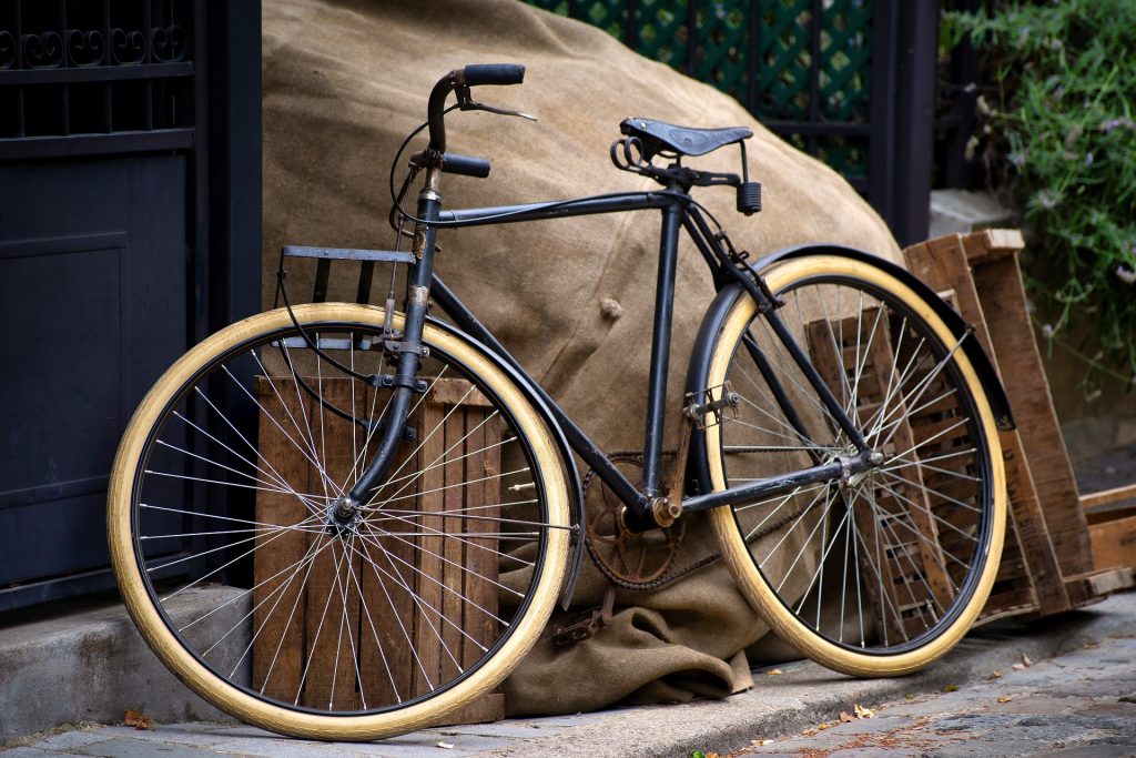 クロスバイクに前カゴを付けると便利だけどダサい？実用性や走行性能への影響、見た目を損なわない工夫を詳しく解説します。