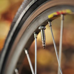 ロードバイクのタイヤはいつ交換すべき?距離や期間による寿命目安から、見逃しがちな劣化サイン、長持ちの秘訣まで詳しくご紹介します。