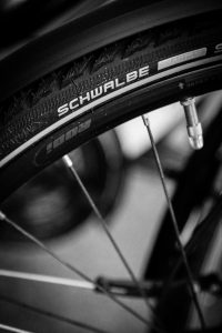 ロードバイクのタイヤはいつ交換すべき?距離や期間による寿命目安から、見逃しがちな劣化サイン、長持ちの秘訣まで詳しくご紹介します。