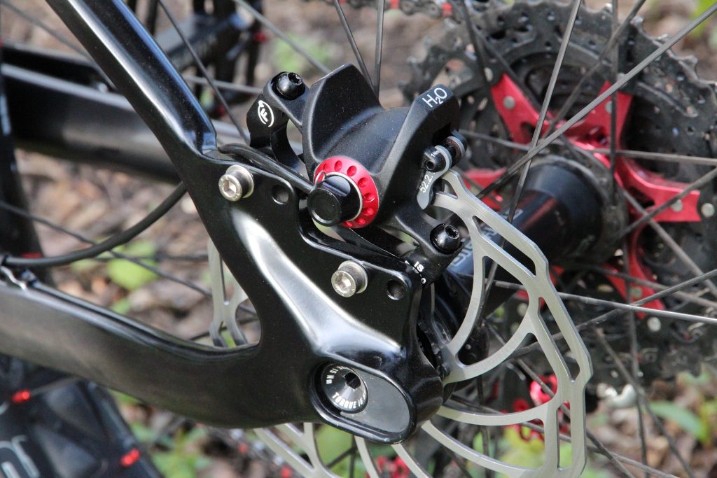 雨の日の自転車通勤で役立つ防水対策やおすすめアイテム、安全な自転車の選び方、メンテナンス方法、さらに快適な通勤ルートや便利グッズについて詳しく解説します。