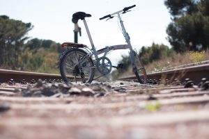 折りたたみ自転車を電車に持ち込む方法やルール、マナーをやさしく解説。通勤や旅行で快適に輪行するためのチェックポイントも詳しくご紹介します。