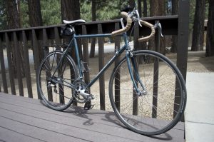 ランドナーとは何かをやさしく解説。特徴やロードバイクとの違い、活用シーンから選び方・おすすめモデルまで、旅好きにぴったりの自転車の魅力がまるごとわかります。