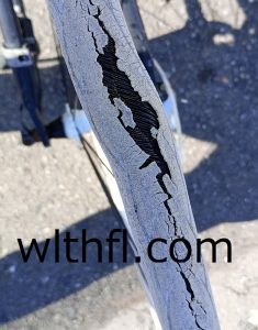 ロードバイクのタイヤはいつ交換すべき?距離や期間による寿命目安から、見逃しがちな劣化サイン、長持ちの秘訣まで詳しくご紹介します。