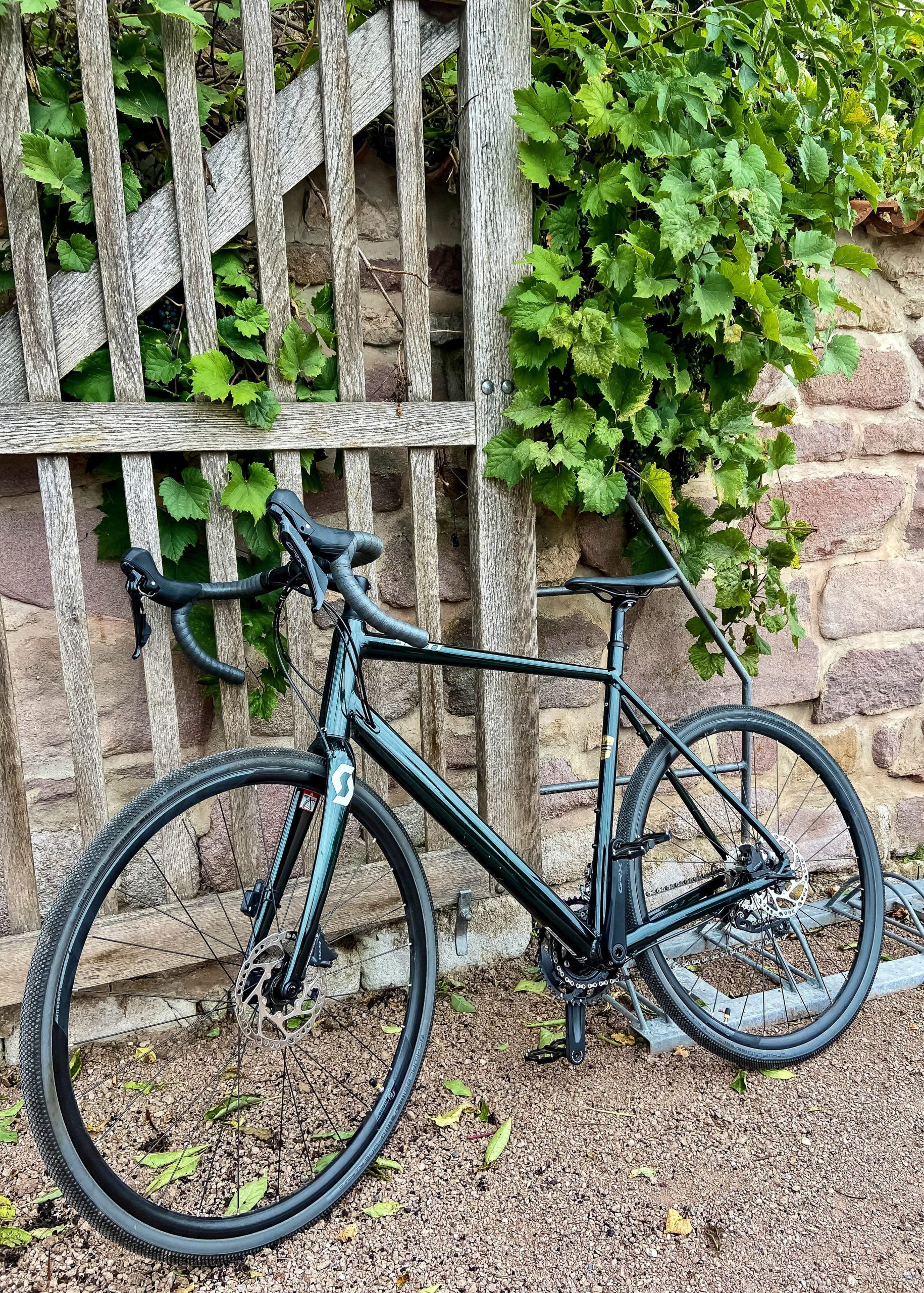 ロードバイクの屋外保管でサビや盗難が心配な方へ。雨や紫外線から守る方法、防水カバーや防犯対策、最適な保管場所の工夫を詳しく解説します。屋外でも愛車を長持ちさせるポイントをチェック！