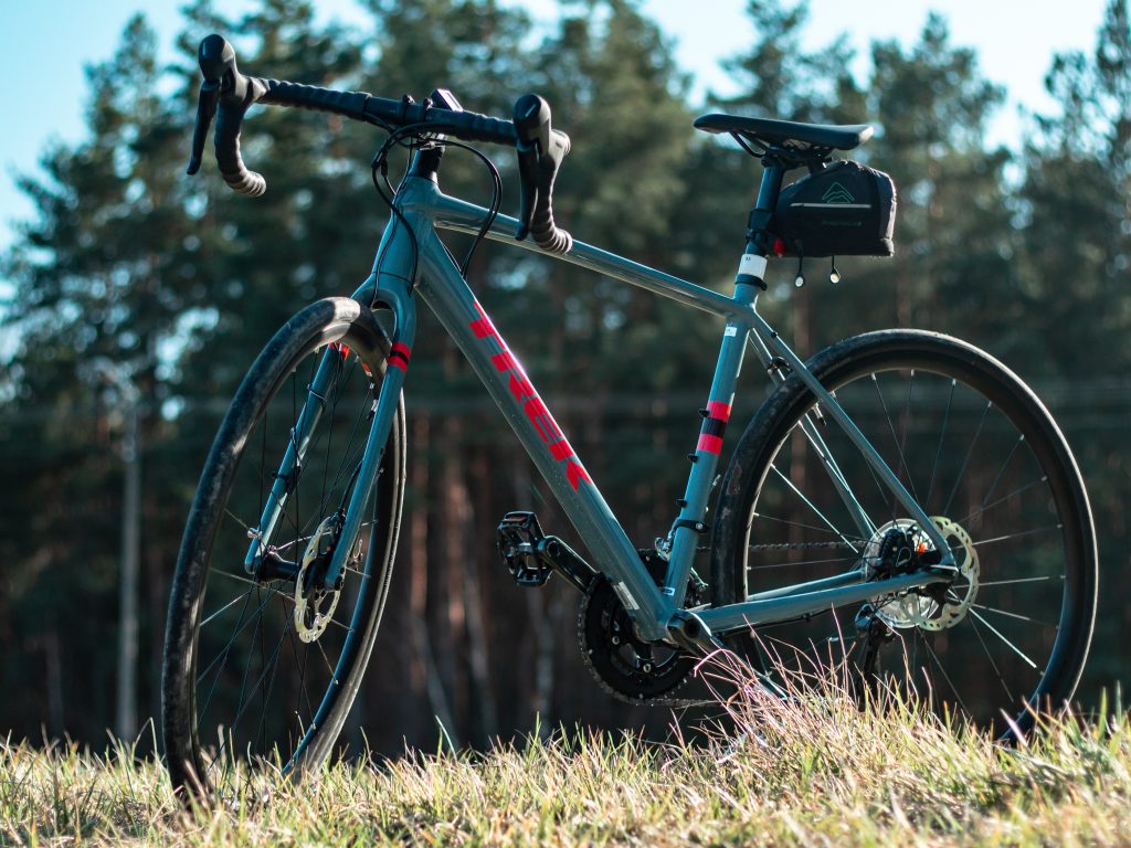 グラベルロード購入で後悔しないために、特徴やメリット・デメリットを徹底解説。用途やモデル選びのコツもご紹介します!