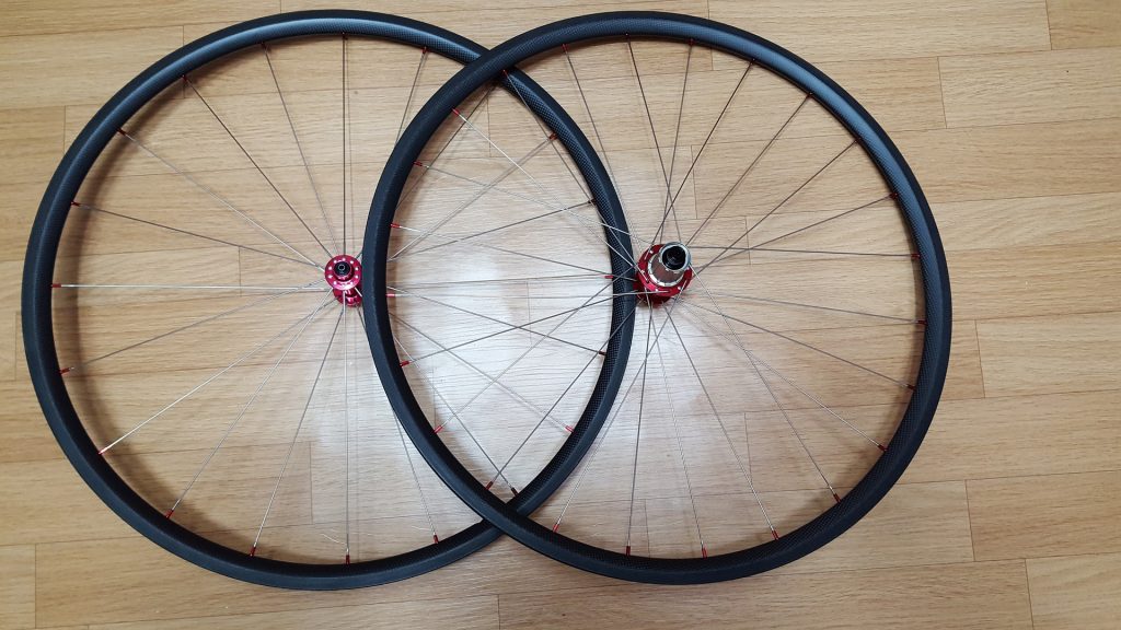 ロードバイクのタイヤ寿命は何km？見逃せない交換サインとは