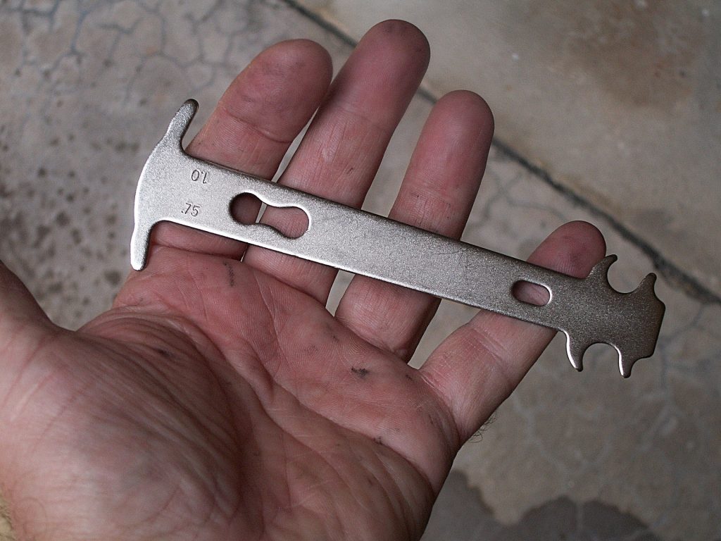 自転車でトップギアを漕いでいると「ガタン」と音がする原因や対処法を詳しく解説。異音の原因を特定する方法、修理手順、予防策を紹介し、安全な走行をサポートします！