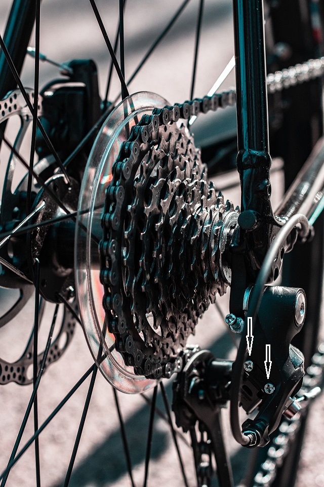 自転車でトップギアを漕いでいると「ガタン」と音がする原因や対処法を詳しく解説。異音の原因を特定する方法、修理手順、予防策を紹介し、安全な走行をサポートします！