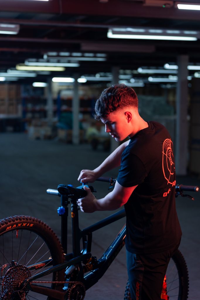 サドル（シートポスト）が抜けない原因と具体的な外し方を解説！基本的な対処法から応用テクニック、予防策まで詳しく紹介しています。