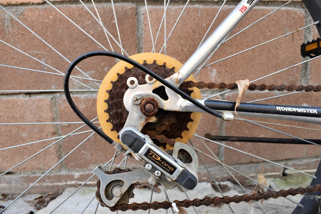 ディレイラーガードが「ダサい」と思われる理由を解説し、おしゃれで機能性を活かすコツを紹介！選び方やカスタマイズ術も詳しく解説します。