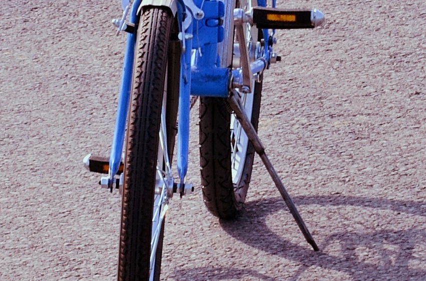 センタースタンドのデメリットやサイドスタンドとの違いを詳しく解説。選び方やデメリット解消のポイントも紹介しています！