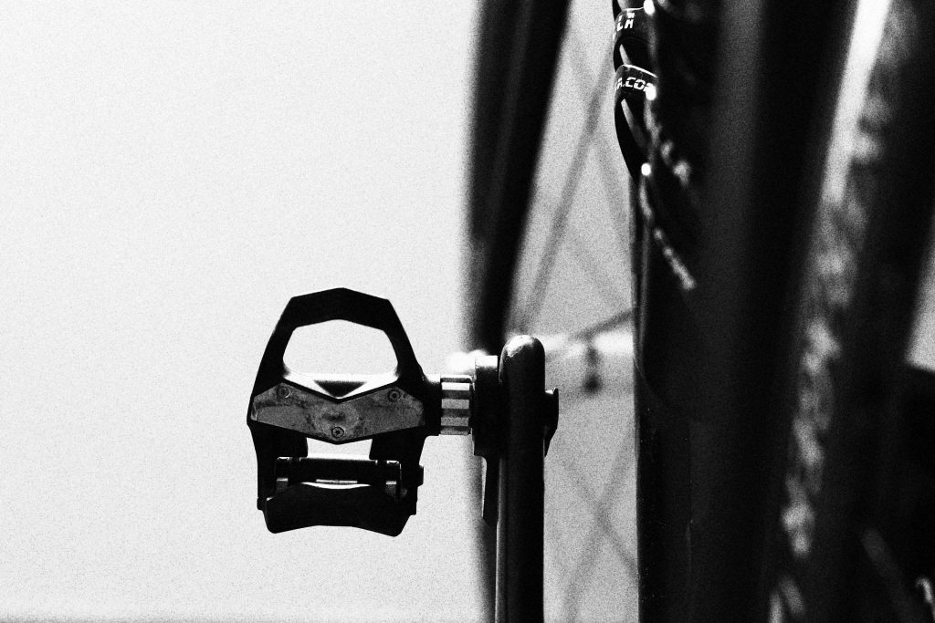 ビンディングペダルやめた理由とフラットペダルの魅力を解説