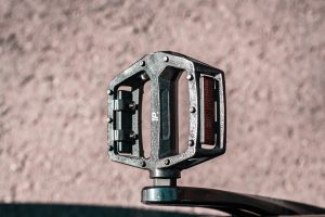 ビンディングペダルをやめた理由やフラットペダルのメリットを解説!切り替え時の注意点や初心者向けの選び方、自分に合ったライドスタイルを見つけるコツもご紹介します。