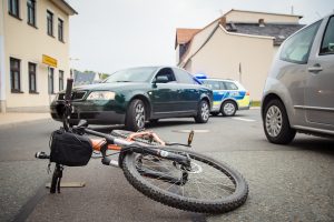 ロードバイクが「うざい」と感じる理由を徹底解説！車道中央を走る心理や交通ルール違反、集団走行の影響などを詳しく解説し、ライダーとドライバー双方ができる対策を紹介します。トラブルを減らし、安全な共存のためのポイントを学びましょう。