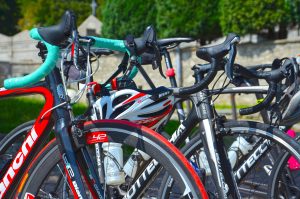 ロードバイクが「うざい」と感じる理由を徹底解説！車道中央を走る心理や交通ルール違反、集団走行の影響などを詳しく解説し、ライダーとドライバー双方ができる対策を紹介します。トラブルを減らし、安全な共存のためのポイントを学びましょう。