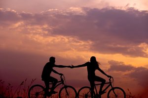 ロードバイクが「うざい」と感じる理由を徹底解説！車道中央を走る心理や交通ルール違反、集団走行の影響などを詳しく解説し、ライダーとドライバー双方ができる対策を紹介します。トラブルを減らし、安全な共存のためのポイントを学びましょう。