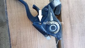 自転車のネジがなめて外れない時の対処法を解説！輪ゴムやドライバーを使った簡単な方法から、プライヤーや専用工具を使う確実な手順、最終手段まで詳しく紹介。原因や予防策もあわせて、スムーズに解決できる方法をお伝えします！