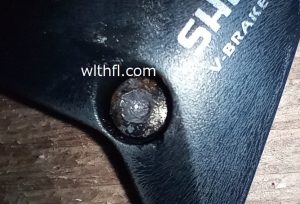 自転車のネジがなめて外れない時の対処法を解説！輪ゴムやドライバーを使った簡単な方法から、プライヤーや専用工具を使う確実な手順、最終手段まで詳しく紹介。原因や予防策もあわせて、スムーズに解決できる方法をお伝えします！