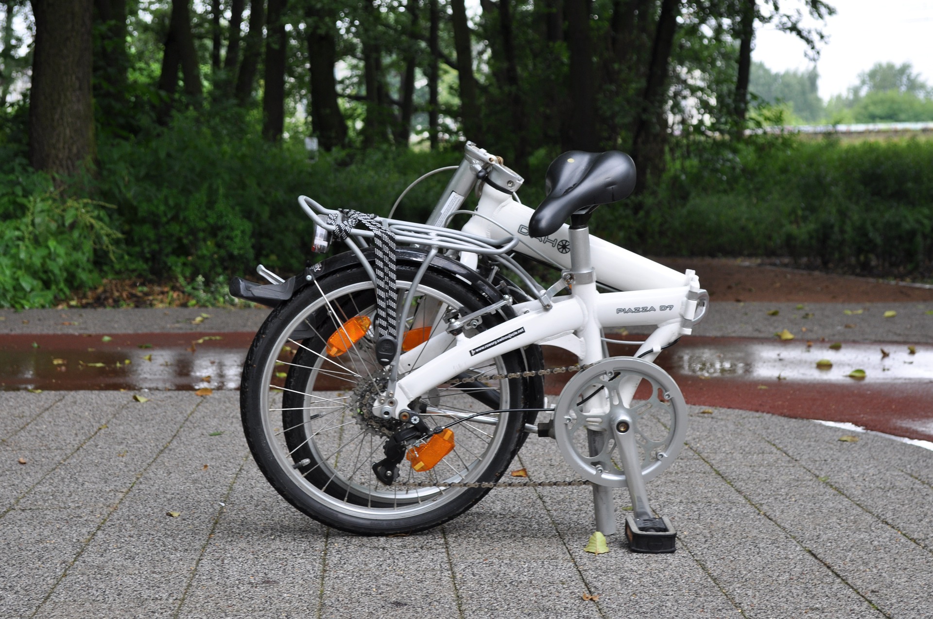 折りたたみ自転車を電車に持ち込む方法やルール、マナーをやさしく解説。通勤や旅行で快適に輪行するためのチェックポイントも詳しくご紹介します。